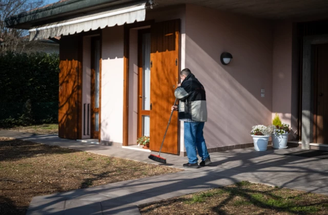 Pulizia dell'esterno della casa famiglia
